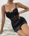 Nahaufnahme von schwarzem Spitzen-Patchwork und gerafften Satindetails am Kleid - S / Schwarz