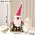Décoration de table gnome Père Noël rose sur socle en bois avec pommes de pin et baies - Ornement Père Noël
