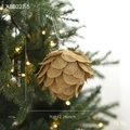 Bola de Navidad marrón de fieltro con textura de escamas en árbol, medida 8x7cm - Bola de Pétalos Estilo A (ABB227-5)