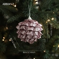 Boule de Noël en mousse rose pailletée suspendue à une branche de sapin vert festif - Boule de Noël Style G (Texture Pliée Rose)