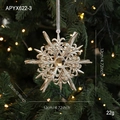Adorno de copo de nieve dorado con gema ámbar colgado en un árbol de Navidad - Estilo Flor de Navidad