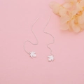 Eleganti orecchini a catenella in argento S925 con nappa a foglia d'acero su sfondo rosa - Orecchini a Filo con Nappa a Foglia d'Acero
