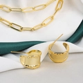 Detail van de S925 gegraveerde goudvergulde oorringen en bijpassende schakelketting set - Gouden C-Vorm Knopjes