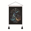 Dettaglio dell'arazzo da parete Bilancia con asta in legno e nappe nere decorative - 35x50cm / Costellazione della Bilancia (Style-2)