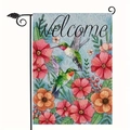 Detail der Gartenflagge aus Leinen mit Kolibris und Blumen auf einem schwarzen Metallhaken - Kolibri Blumen Willkommen Stil (12)