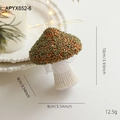Adorno navideño de seta verde con base de punto blanco y cordón dorado para colgar - Estilo Champiñón