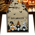 Halloween tafelloper met gnooms en zwart geblokte rand op rustieke houten tafel - 33*183cm / Geblokte Kabouters (Patroon 3)