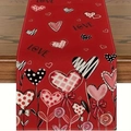 Gros plan du chemin de table en lin avec cœurs rouges et imprimé LOVE sur bois - Collage de Cœurs Rouges LOVE (Motif 9) / 33*183cm