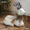 Witte rendier kerstfiguur met dennenappels en bessen, hoogte 30 cm - Zittend Rendier