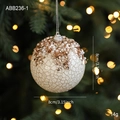 8cm Cremeweiße Weihnachtskugel mit Goldpailletten, Perlen und feiner Riss-Textur - Stil B (Obere Dekoration) / 8cm