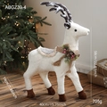 Witte pluizige staande rendier kerstversiering met dennenappels en bessen ornament - Groot Lopend Rendier