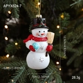 Adorno de muñeco de nieve navideño con bufanda roja en una rama decorada - Muñeco de Nieve