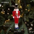 Adorno navideño de Cascanueces en rojo y dorado colgado en un árbol festivo - Estilo Soldado