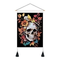 Detail eines Totenkopf-Wandteppichs mit Blumenmuster, Holzstange und schwarzen Quasten - 35x50cm / Herbstlicher Floral Schädel (Stil 4)