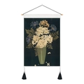 Detalle de tapiz floral bohemio con hortensias blancas y elegantes borlas negras - 35x50cm / Jarrón Cian Hortensias (Estilo-6)