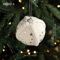 Pallina di Natale in tessuto crema 8cm con stelle dorate appesa all'albero - Bianco