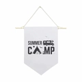 Λευκή λινή σημαία κάμπινγκ με μαύρο τύπωμα Summer Camp και ξύλινο κοντάρι - 30x45cm / Χειροποίητο Σχέδιο Εικονογράφησης Κατασκήνωσης (Στυλ-11)