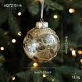 8cm transparente Weihnachtskugel mit Goldglitzer-Schneeflocken auf dem Christbaum - Transparenter Ball Stil D
