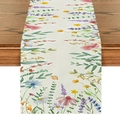 Détail d'un chemin de table floral avec marguerites aquarelle sur une table en bois foncé - Impression Simple de Fleurs Sauvages à l'Aquarelle / 33*183cm