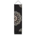 Vista detallada de tapiz mandala bohemio con tela negra y borlas decorativas colgantes - 32.5x130cm / Modelo 2