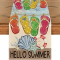 Camino de mesa de lino Hello Summer con motivos playeros sobre mesa de madera oscura - 33*90cm / Hello Summer Chancletas (4)