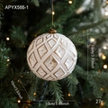Bola de Navidad blanca y dorada con patrón de diamantes en una rama del árbol - Bola de Plástico de 10CM Estilo Rombo A (APYX566-1)