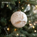 Bola de Navidad blanca con relieves dorados de 7,8cm sobre un árbol festivo iluminado - Bola de Plástico de 8CM Patrón Radial Estilo A (APYX566-3)