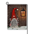 Drapeau de jardin gnome de Noël avec bonnet à cœur et lanterne sur fond bois - Style Gnome au Bonnet Rouge et Lanterne Vintage (12)