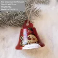 Campanella di Natale rossa in metallo con pupazzo di neve appesa a un ramo di pino con corda - Motivo Pupazzo di Neve Rosso (APYX129-12) / Rosso Tipo B