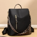 Mochila para mujer en oxford negro con detalles de leopardo y cremalleras doradas de moda - Leopardo Amarillo Negro