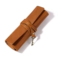 Dettaglio dell'astuccio arrotolabile in pelle vintage marrone con charm a forma di chiave - Marrone