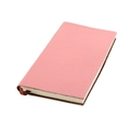Vue détaillée du carnet B5 en cuir véritable rose avec texture grainée litchi - Rose