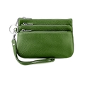 Dettaglio del portamonete in pelle verde con tre tasche a zip e cinturino da polso - Verde