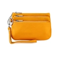 Dettaglio del portafoglio in pelle gialla con tre tasche a zip e cinturino da polso in pelle - Giallo