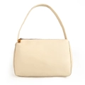 Detail van crème beige leren schoudertas met kiezeltextuur en metalen ritssluiting - Off-wit