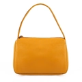 Detail van de oranje leren handtas met fijne kiezelstructuur en metalen ritssluiting - Geel