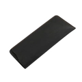 Dettaglio custodia per occhiali in pelle nera con cuciture a contrasto su sfondo bianco - Nero