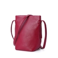 Sac seau bandoulière en cuir grainé rouge foncé avec bandoulière réglable et texture souple - Bordeaux