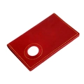 Dettaglio custodia AirTag in pelle rossa con cuciture gialle e ritaglio circolare - Rosso (1018)