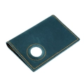 Dettaglio porta passaporto in pelle con slot AirTag e cuciture a contrasto - Blu (1018)