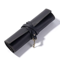 Vintage zwarte lederen pennenrol met een retro sleutelhanger en een leren wikkelsluiting - Zwart