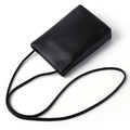 Borsa porta cellulare minimalista in pelle martellata nera con tracolla sottile - Nero