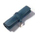 Astuccio arrotolabile in pelle blu scuro con cuciture gialle e ciondolo a chiave - Blu