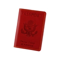 Detail der roten US-Reisepasshülle aus Leder mit geprägtem Adler-Siegel und gelber Naht - Rot