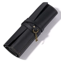 Astuccio arrotolato in pelle nera vintage con cuciture a contrasto e ciondolo a chiave - Nero