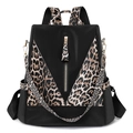 Zaino in nylon leopardato con cerniera argento e tracolla rimovibile su sfondo bianco - Nero Classico