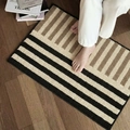 Tappeto da bagno antiscivolo a strisce nordiche nero, beige e marrone su legno - 45x70cm / Cachi