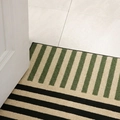 Tappetino da bagno nordico con strisce verdi e beige su un pavimento piastrellato - 50x80cm / Verde