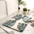 Tapis de bain à motif de feuilles bleu-gris en tissu floqué sur sol en marbre - Petit / Verdure Vibrante