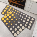 Juego de alfombras de cocina minimalistas con lunares gris oscuro y amarillo suave - 40x60cm